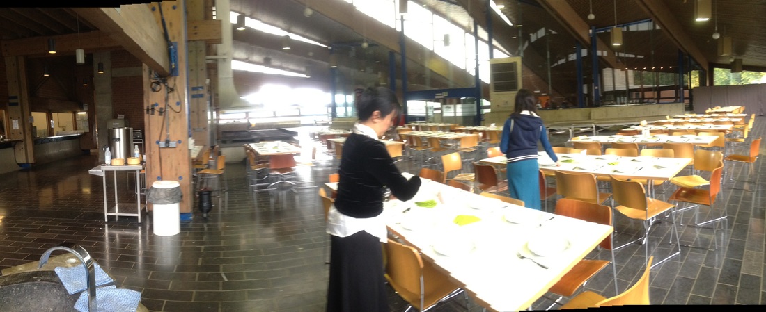 Le staff prépare les tables pour le dîner du colloque Apprendre tout au long de la vie avec le Mind Mapping